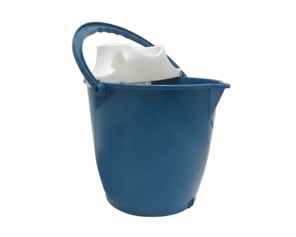 BALDE CON PICO Y ESCURRIDOR DE PLASTICO 12 L ALFAHOGAR